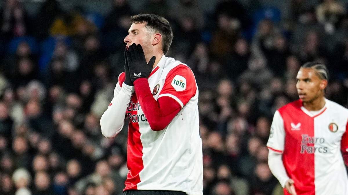 Reacción de Santi Giménez en el autogol