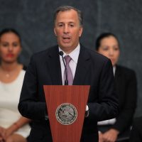 Reajuste recaerá en el gobierno, reitera Meade; descarta que dólar llegue a los $30 si Trump gana
