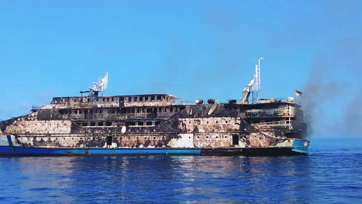 Imagen del ferry de pasajeros totalmente quemado en las costas de Indonesia. Fuente: (Twitter)