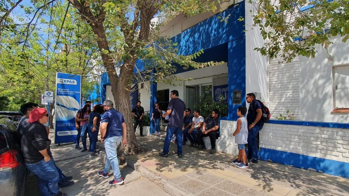 El personal se reunió en el ingreso al EPAS. Fuente: (Javier Manzano)