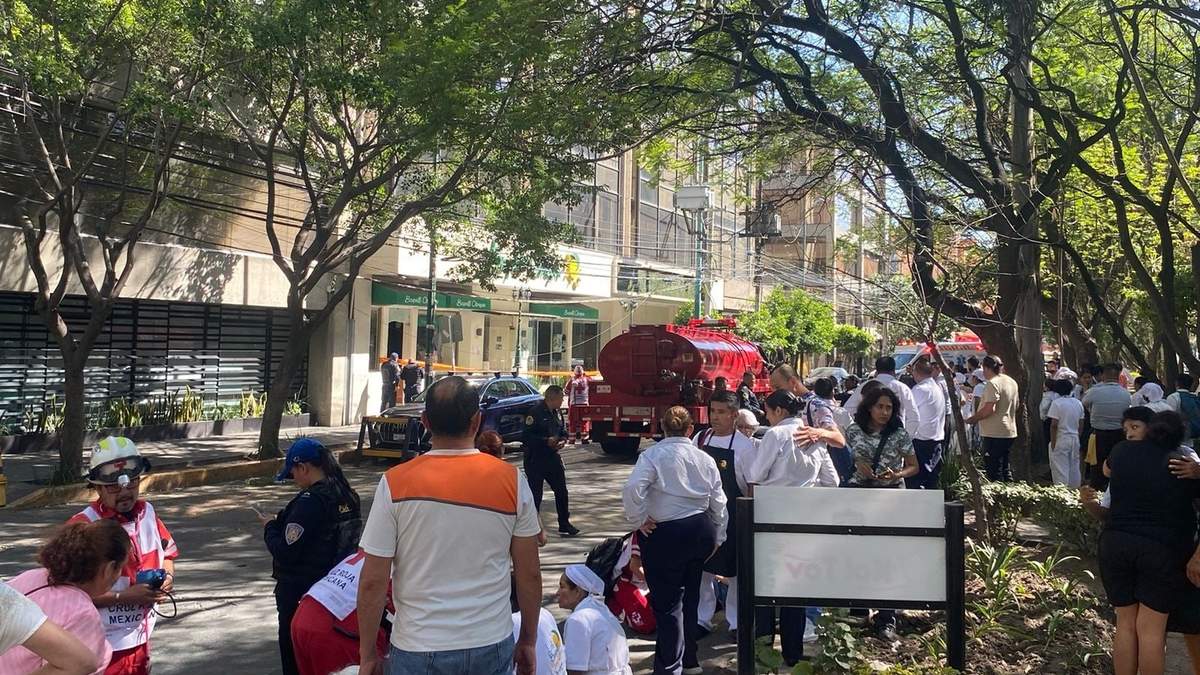 Personas afuera del local donde ocurrió el flamazo