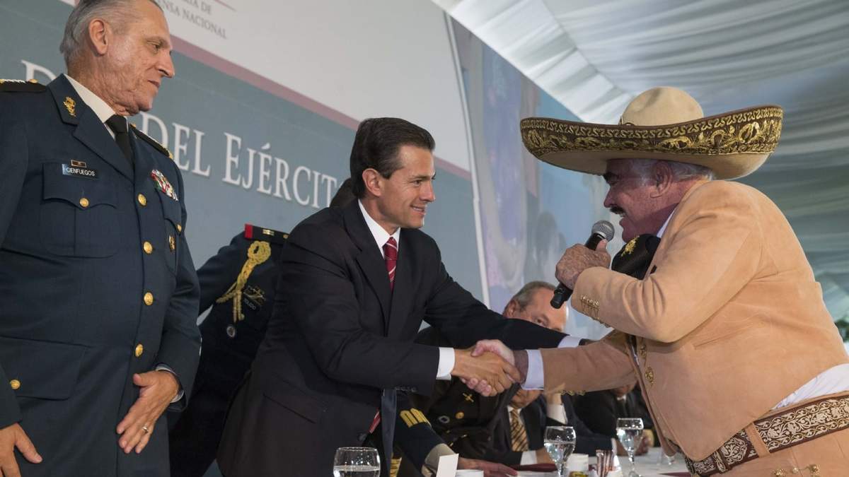 El cantante junto a Peña Nieto y Cienfuegos en la celebración del Día del Ejército