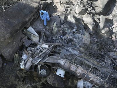 Buscan más víctimas entre restos de autobús con peregrinos que cayó de puente en Sudáfrica
