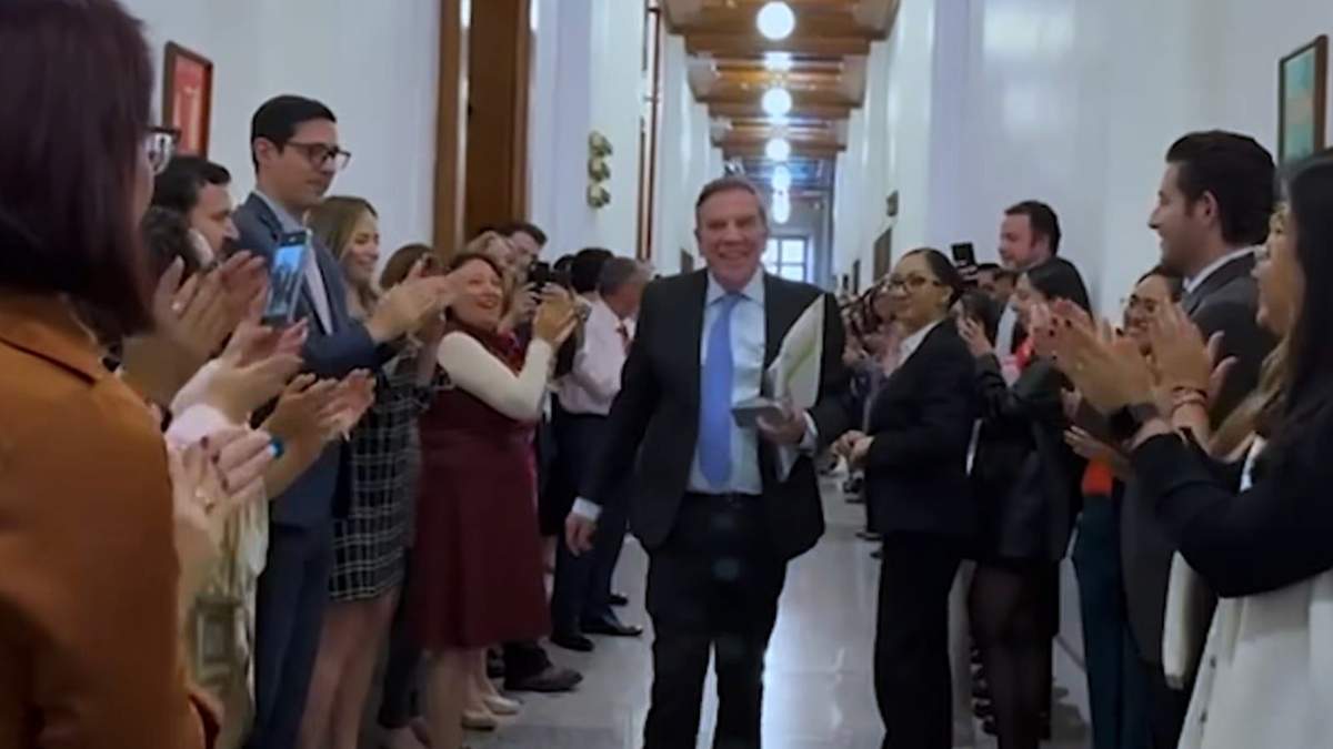 Despidieron a ministros con aplausos