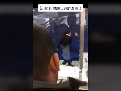 Víctima de asalto acusa a cajera de estar coludida con ladrones que le quitaron 53 mil pesos (Video)