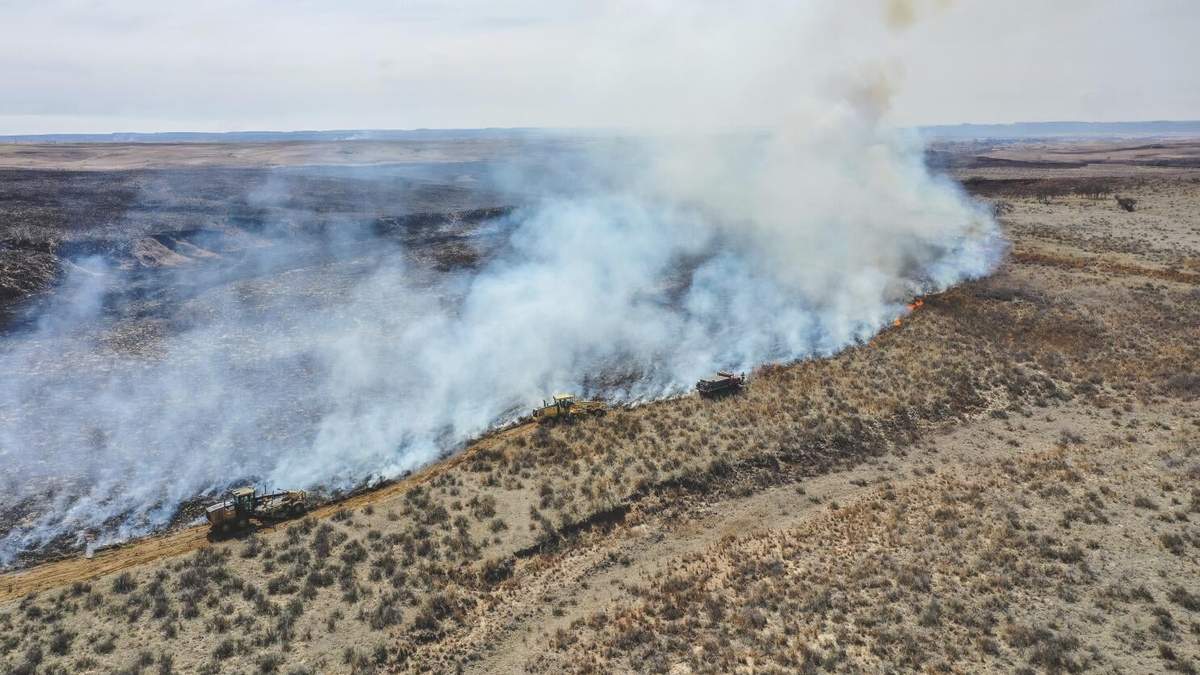Bomberos combaten el incendio de Smokehouse Creek Fire al norte de Canadian, Texas