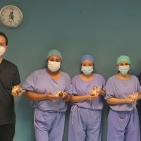 "Capellanes del covid" reparten figuras del Niño Dios a médicos y enfermos