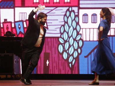Gabriel Boric bailó cueca y brindó con chicha en la inauguración de las Fiestas Patrias de Chile