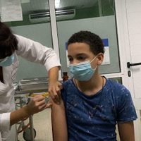 Cuántos niños y niñas se vacunarán mañana contra el coronavirus en las escuelas