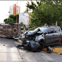 Volcó una ambulancia que trasladaba a una paciente en pleno centro de Neuquén
