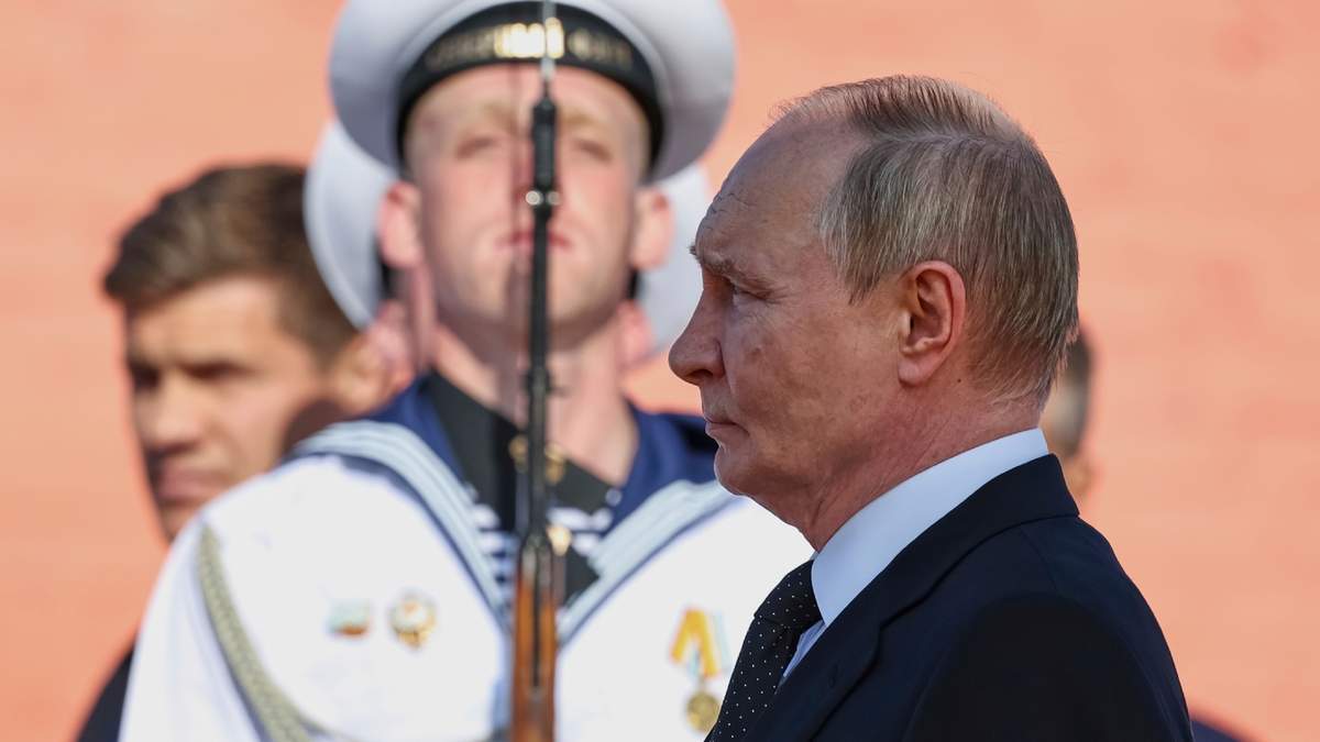 El presidente de Rusia, Vladímir Putin, asiste a la ceremonia de izado de la bandera del submarino nuclear de clase A Knyaz Pozharsky, en Severodvinsk, Rusia