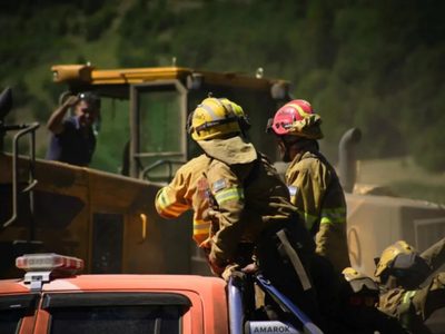 El fuego en Valle Magdalena sigue activo, más de 100 brigadistas trabajan para controlarlo