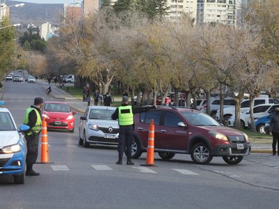 Desde el lunes se extiende el horario de circulación en Neuquén