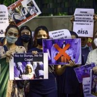 Mujeres afganas toman las calles de Kabul para reclamar su inclusión en el gobierno de los talibán