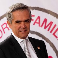 Mancera oficializa iniciativa para prohibir matrimonio entre menores