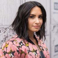 "¡Contra la pared!": Así se presenta Demi Lovato en cuarentena. ¡Vaya outfit!