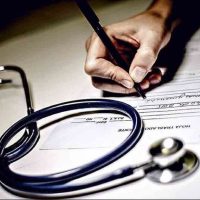 Allanaron consultorios médicos por certificados falsos en la administración pública
