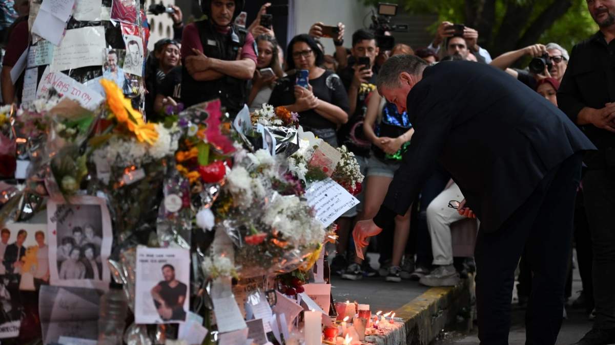 Geoff Payne, padre del exintegrante de One Direction, visita un altar improvisado fuera del hotel Casa Sur Hotel donde el artista pop británico murió