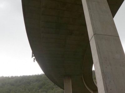 Autobús cae de un puente y causa la muerte de 45 personas; un niño sobrevive