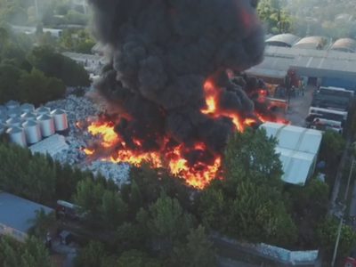 Así fue el increíble incendio en una papelera de Don Torcuato
