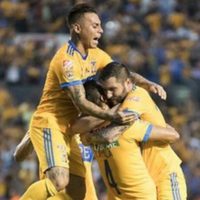 Tigres se impone 2-0 a Santos con un penal polémico
