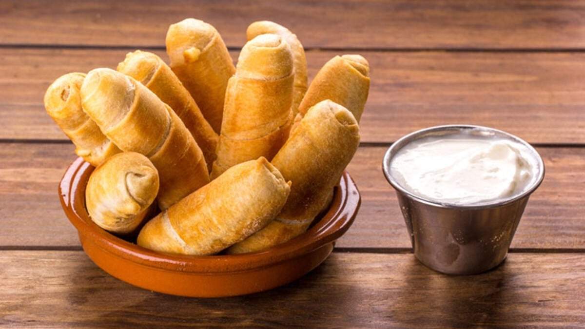 Bastoncitos rellenos con jamón y queso. Fuente: (Instagram).