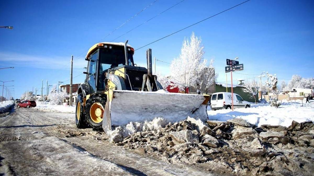 Hielo y nieve en las calles de Zapala producto del gran temporal. Fuente: (Twitter).