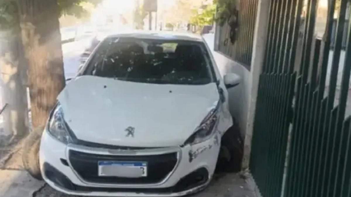El auto quedó incrustado entre un árbol y la pared de la vivienda. Fuente (X)
