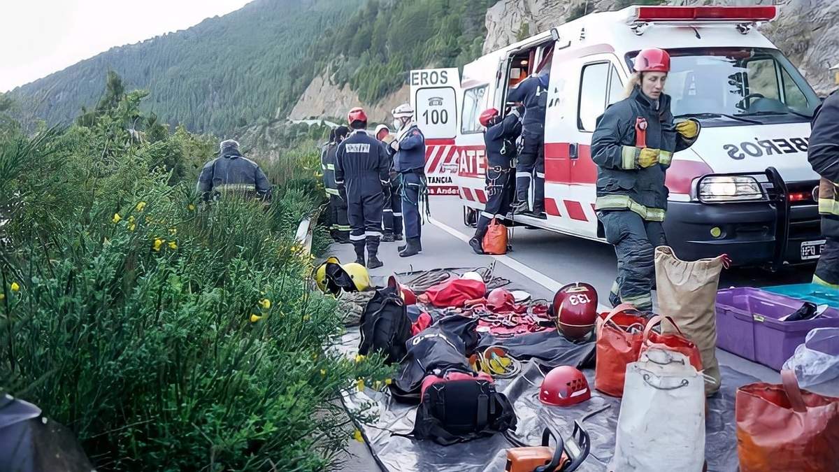 Accidente vial en el lago Lácar en San Martín de los Andes. Fuente: (Twitter)