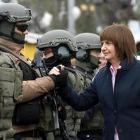 Qué dijo Patricia Bullrich tras la polémica con los policías que la saludaron