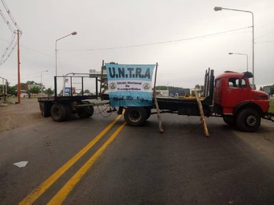 Transportistas cortan los puentes en Neuquén