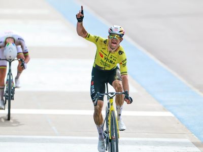Wout Van Aert supera a Tadej Pogacar en un final dramático para ganar la clásica París-Roubaix