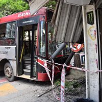 Córdoba: un colectivo se incrustó en una esquina céntrica y estuvo cerca de provocar una tragedia