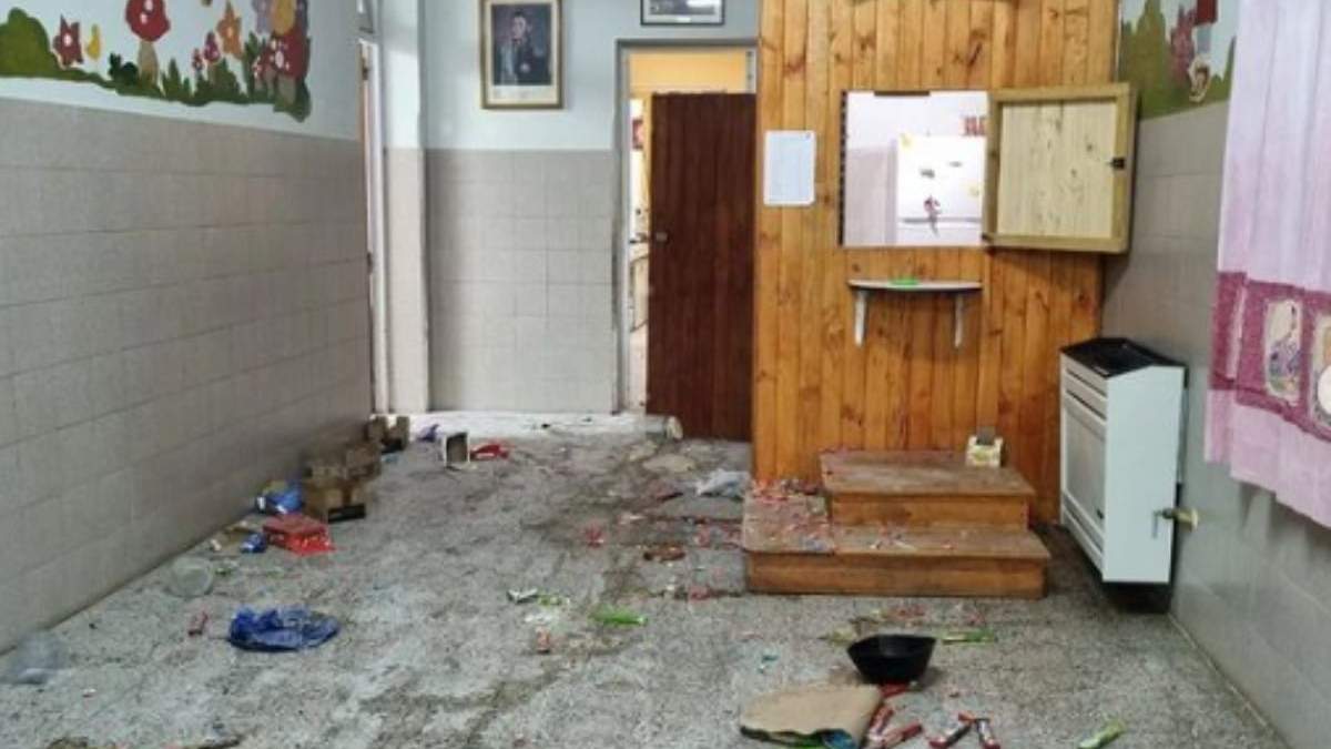 En el establecimiento educativo hubo destrozos, faltantes y advertencias intimidatorias. Fuente: (Facebook)