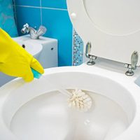 Sarro y suciedad incrustada fuera: la receta casera que funciona de maravilla para limpiar el inodoro