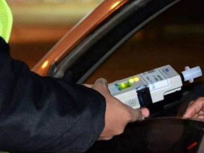 Sin licencia de conducir y alcoholizado, chocó contra un poste en la ruta 7 de Centenario