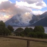 Una tormenta eléctrica provocó un gran incendio en la zona del lago Paimún
