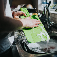 Dejá la tabla de la cocina como nueva y sin peligrosas suciedades, con este trucazo de limpieza con 2 ingredientes