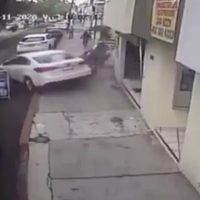 Automovilista libra robo y embiste de reversa a los asaltantes (Videos)