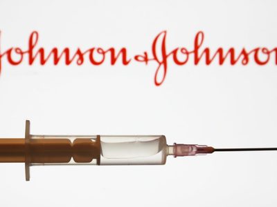 Johnson & Johnson frenó los ensayos de su vacuna por una “enfermedad inexplicable” en un voluntario