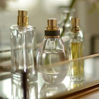 Transformá los frascos de perfume vacíos en estos adornos que harán a tu dormitorio más reconfortante