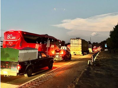 Pobladores cierran la autopista México-Puebla y la federal; automovilistas claman auxilio a la GN