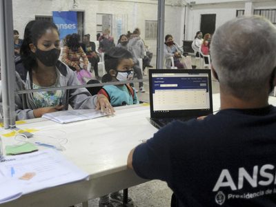 El Gobierno acordó un incremento salarial para trabajadores estatales: de cuánto será