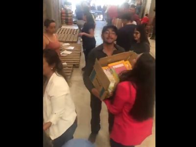 Padres y maestros “asaltan” almacén de libros de texto gratuitos en Chihuahua (Video)