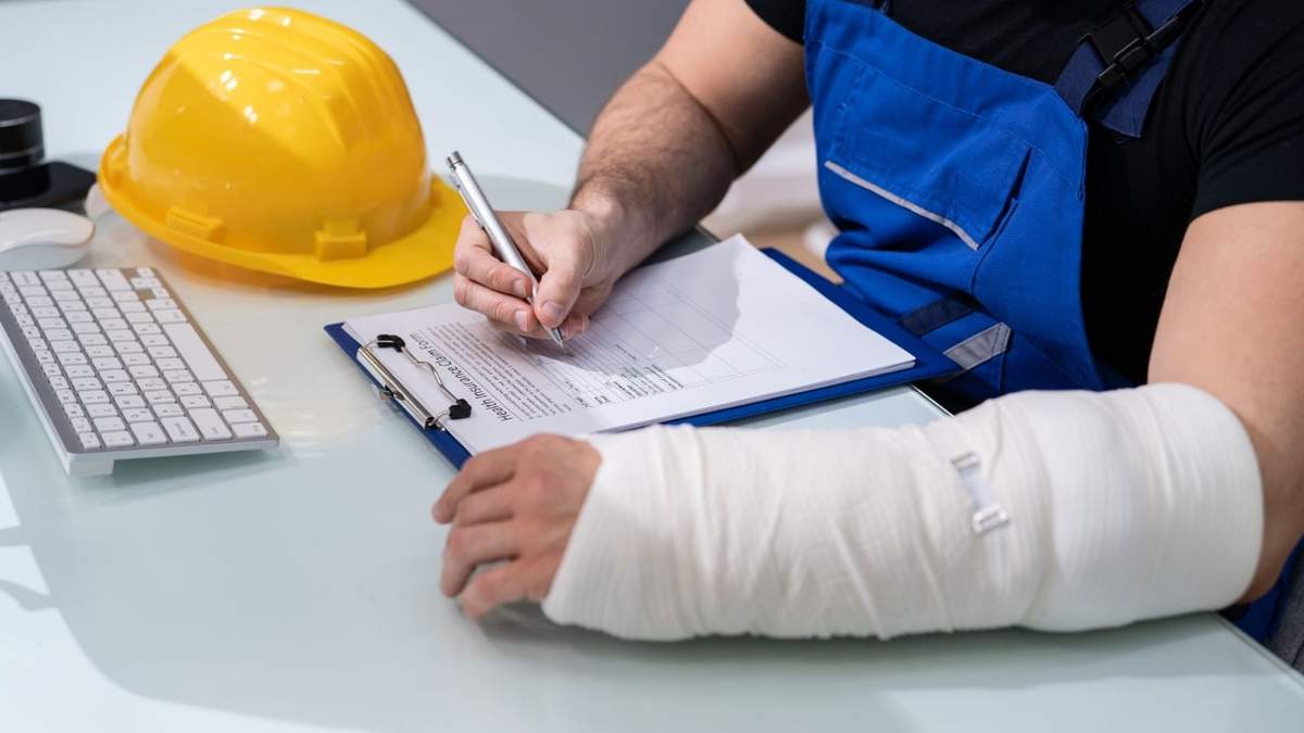 La Ley Federal del Trabajo establece los protocolos a seguir para garantizar la atención del trabajador y definir las responsabilidades del empleador.