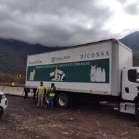 Camión con logos de Diconsa se accidenta en Veracruz; venían 38 migrantes a bordo