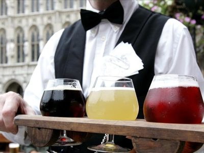 Versión solidaria del happy hour: proponen comprar dos cervezas pero tomar una