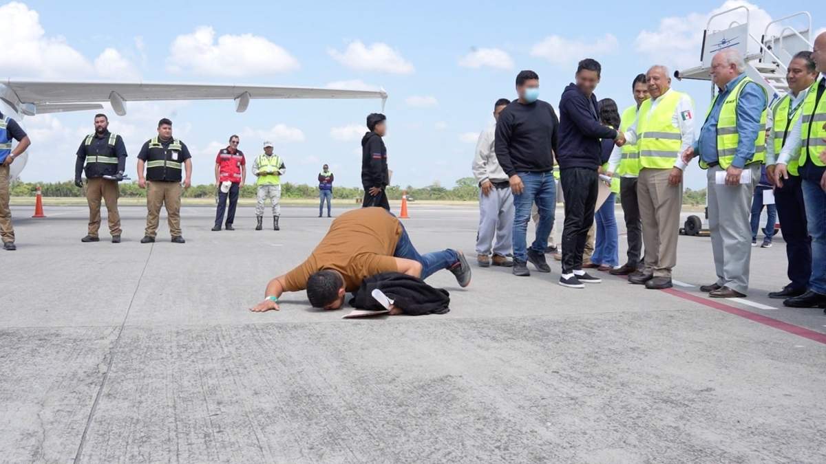 Un migrante mexicano besa el suelo a su llegada en Tapachula