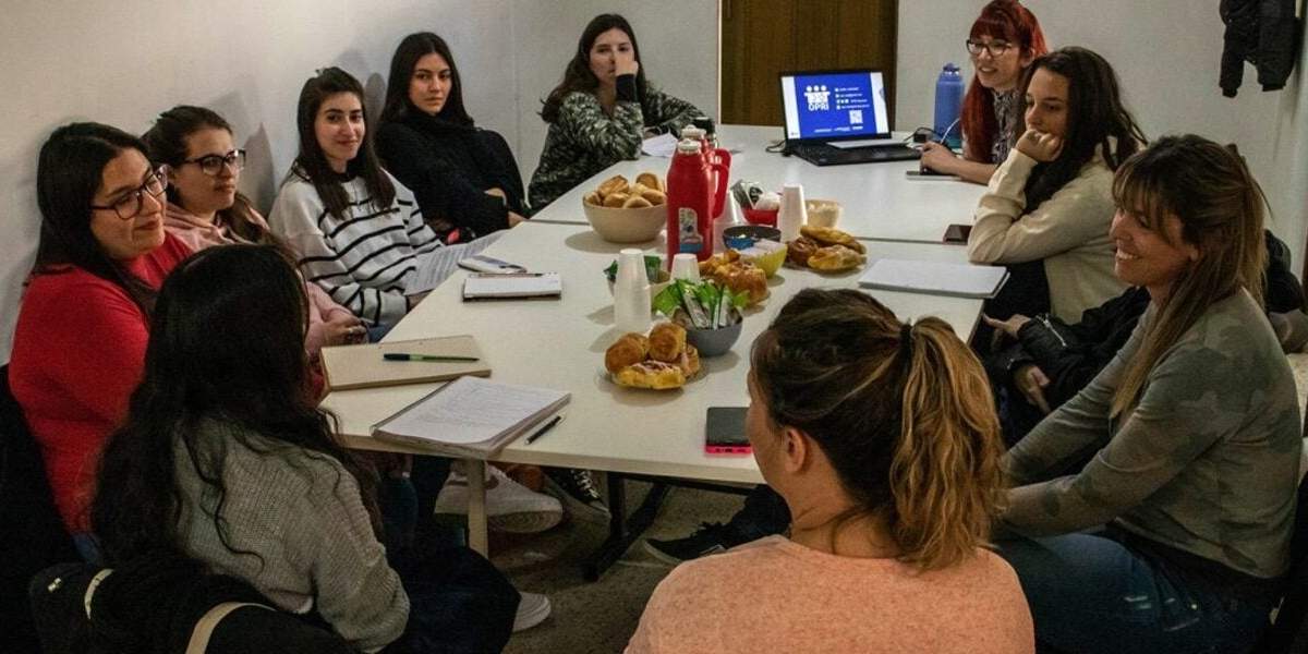 Estudiantes de la Universidad Nacional del Comahue y la Universidad de Flores que participaron de las prácticas profesionales de este año. Fuente: (Facebook)