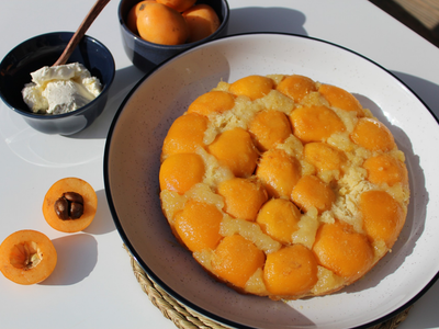 Tarta invertida de níspero, ideal para acompañar unos buenos mates y aprovechar los frutos de tu árbol